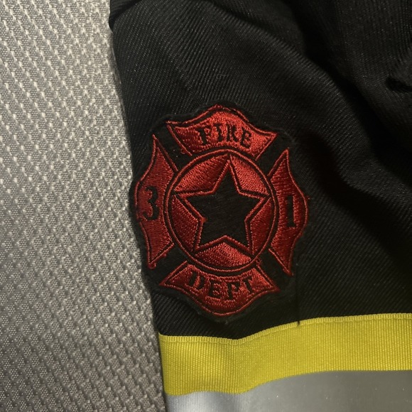 Disguise Unisex Kid's Halloween/Dress-Up Firefighter Costume S (4-6) - Picture 7 of 7